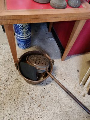 une table en bois sur laquelle est posée une casserole en métal