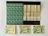 Plusieurs timbres différents sont exposés dans un écrin noir