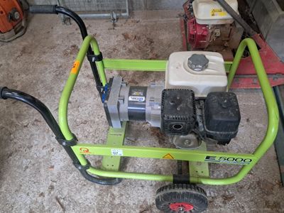 une petite machine posée sur le sol