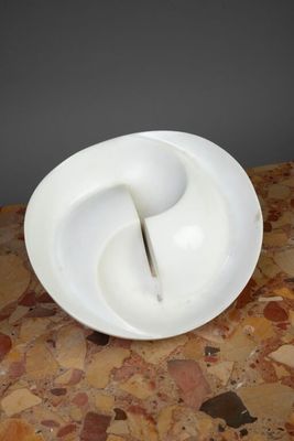 une assiette blanche contenant une cuillère, posée sur une table