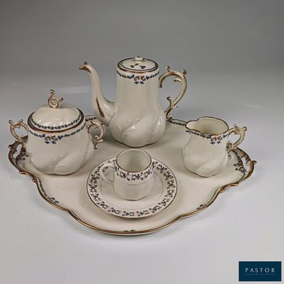 un service à thé posé sur un plateau, composé d'une tasse et d'une soucoupe