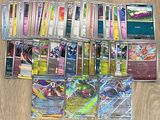 beaucoup de cartes pokemon sur la table