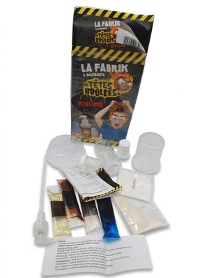 un gros plan sur un lot d'articles sur fond blanc