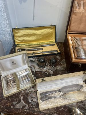 une table sur laquelle sont posés des couverts et une vitrine posée sur la table