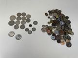 beaucoup de pièces qui sont sur la table