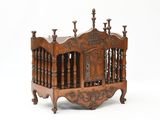 un lit en bois avec un cadre en bois et une tête de lit en bois