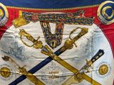 un grand drapeau sur lequel figurent deux épées et une couronne