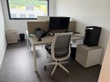un bureau équipé d'un ordinateur et d'une imprimante