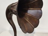 un vieux gramophone posé sur une surface blanche, avec un fond blanc