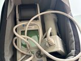 un sac contenant un téléphone portable et un chargeur