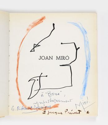 un livre ouvert dont la couverture est ornée d'un dessin