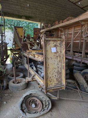 un camion qui est garé dans un garage avec plein de pneus