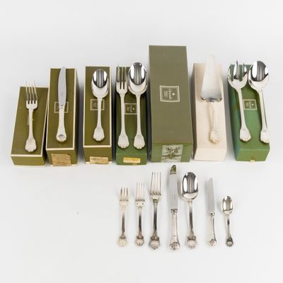 beaucoup de fourchettes et de cuillères rangées dans une boîte