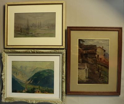 trois tableaux encadrés accrochés au mur du salon
