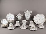 plusieurs assiettes et tasses posées sur une table