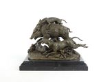 sculpture en bronze représentant un sanglier attaquant une chèvre, posée sur un socle en marbre