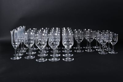 beaucoup de verres à vin vides sur un fond noir
