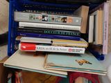 une pile de livres posée sur une boîte bleue