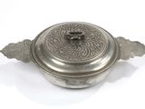 un vieux plat en argent avec un couvercle, sur fond blanc