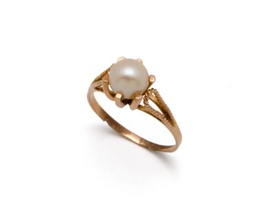 Gros plan sur une bague ornée d'une perle
