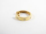 gros plan d'une bague en or sur une surface blanche