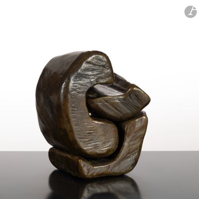 une sculpture en bronze représentant un homme tenant la main d'une femme