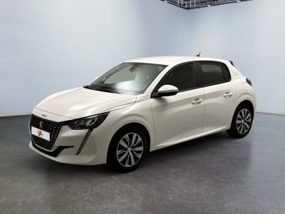 Une voiture blanche est garée dans une pièce blanche au sol noir.