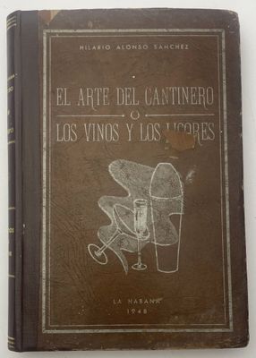 un vieux livre posé sur une table blanche à côté d'une tasse