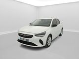 Une voiture blanche est garée dans une pièce blanche au sol blanc.