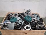 une caisse en bois remplie d'outils divers posée sur un sol vert