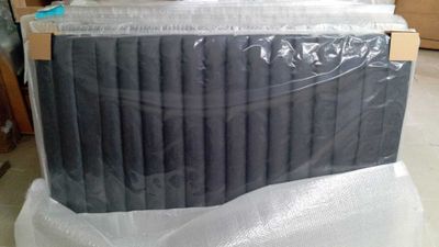 une pile de matelas posée sur un sac en plastique