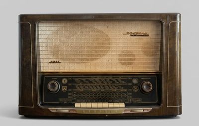une radio à l'ancienne posée sur une table en bois