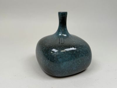 un vase bleu posé sur une table