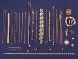 plusieurs types de colliers et de bracelets différents disposés sur une table