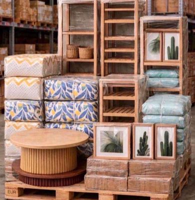 une pile de caisses en bois ornées de motifs de cactus