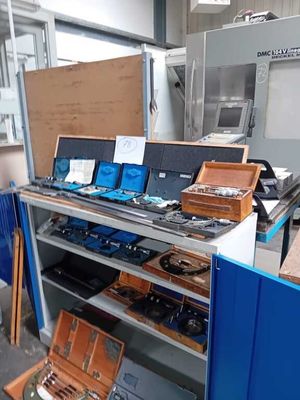 un grand nombre d'outils posés sur une table