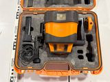 une mallette orange contenant des outils, posée sur une table