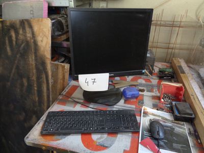un bureau équipé d'un clavier et d'un écran