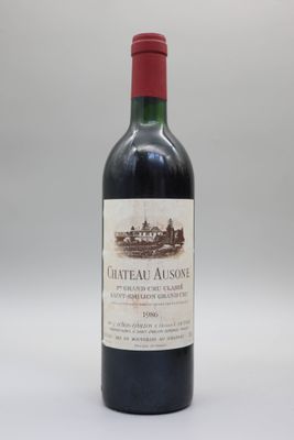 l'image d'une bouteille de vin posée sur une table