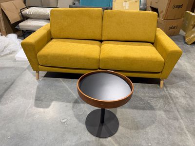un canapé jaune et une table dans une pièce