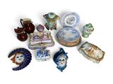 de nombreux objets en porcelaine de toutes sortes sur la table