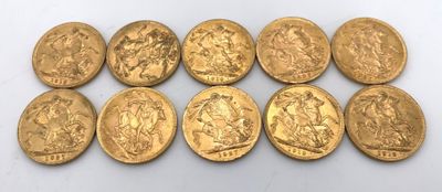 un groupe de six pièces d'or posées sur une surface blanche
