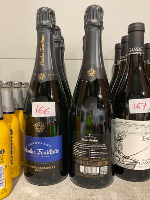 plusieurs bouteilles de vin sont alignées sur un comptoir