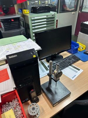 un ordinateur de bureau posé sur un bureau dans un bureau