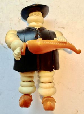 une figurine représentant un homme tenant une carotte à la main
