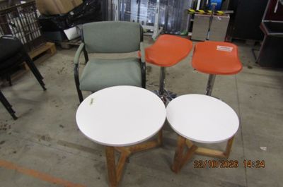 trois tables et deux chaises dans une pièce