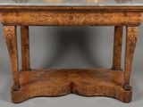 une vieille table en bois avec un plateau en marbre sur fond gris