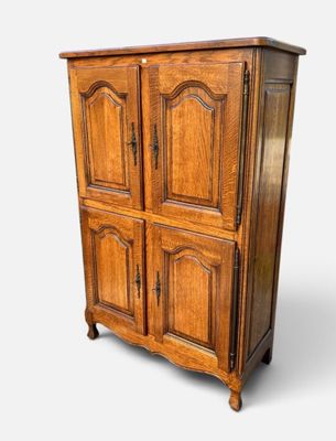 une image d'un meuble en bois avec deux portes et deux tiroirs