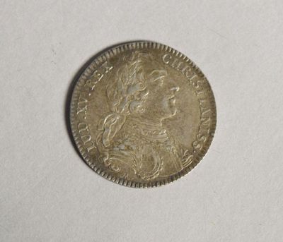 gros plan d'une pièce de monnaie sur une table à fond blanc