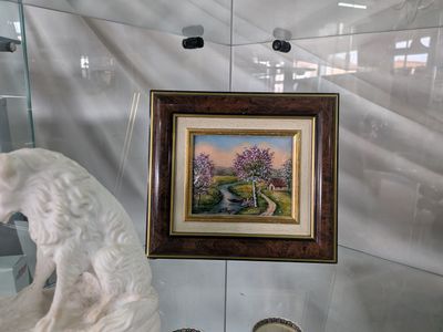 une photo d'un tableau accroché au mur d'une salle de bains